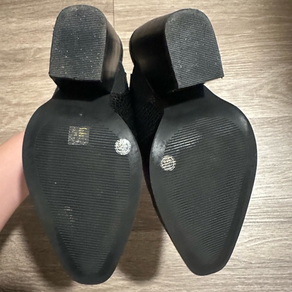 Chinese Laundry Black Faux Cayman Clogs! - Picture 3 of 5